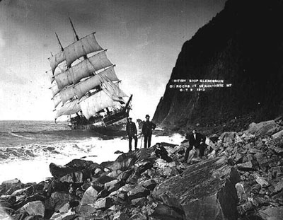 Crew members pose in front of the Glenesslin, stranded on the rocks by Neahkahnie Mountain.